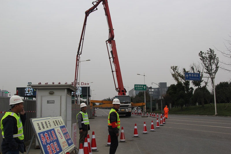 省交投集團董事長朱以莊檢查指導建設(shè)公司繞城收費站BFGZ-1合同段改造工程工作
