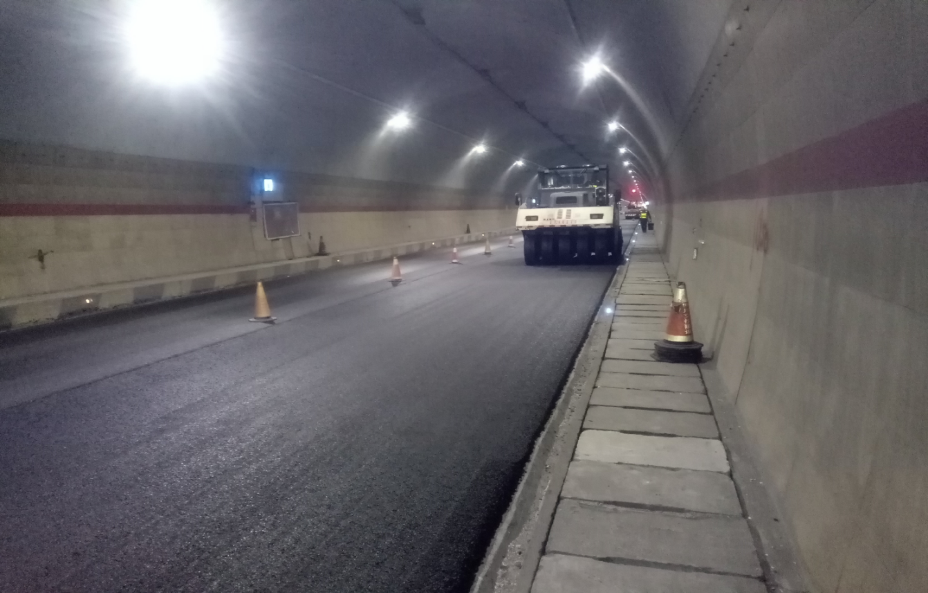 巴達(dá)高速全線八座隧道水泥混凝土路面黑化處治工程順利完工