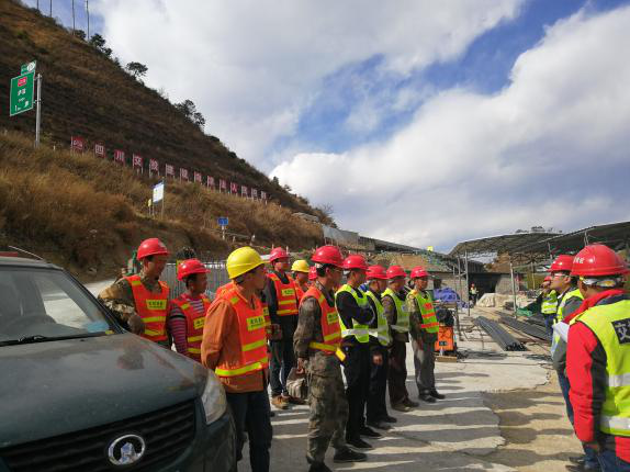 瀘黃高速加寬改造工程梳妝臺大橋雙側(cè)拼寬項目全面復工