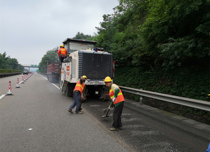 G76廈蓉高速（隆納段）主線路面處治工程順利開(kāi)工