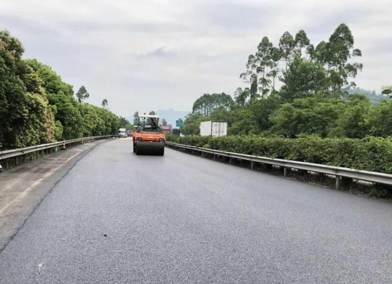 達(dá)渝高速公路達(dá)渝三期SMA-13罩面工程正式進(jìn)場(chǎng)施工