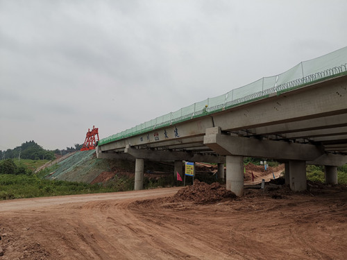 成資渝TJ7項(xiàng)目順利完成團(tuán)結(jié)中橋梁板架設(shè)
