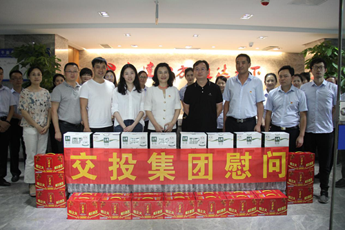 集團(tuán)公司黨委委員、職工董事、工會(huì)主席彭洪赴公司路面分公司開展“不忘初心、牢記使命”主題教育調(diào)研暨“送清涼”活動(dòng)