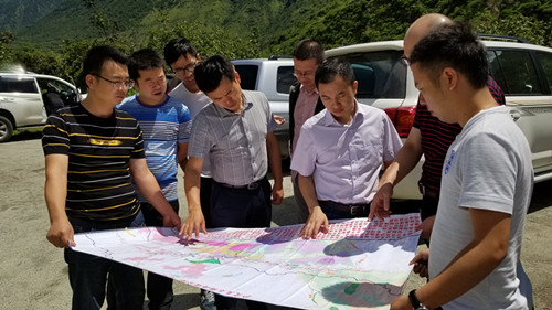 集團(tuán)公司建管部副部長江勇順同志一行調(diào)研指導(dǎo)瀘石高速前期籌備工作 1_副本.jpg