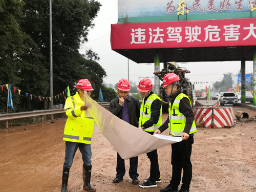 公司黨委委員、工會(huì)主席鄭植赴成樂高速擴(kuò)容建設(shè)項(xiàng)目E2-SG2項(xiàng)目經(jīng)理分部調(diào)研勞動(dòng)競賽開展情況