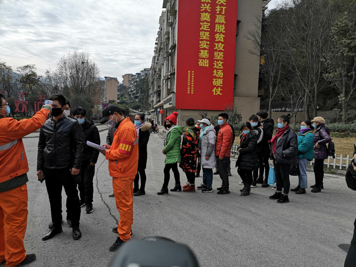 返崗民工提供身份證及健康證明，依次排隊(duì)測(cè)量體溫，并作登記，確認(rèn)無(wú)誤后登車2.png