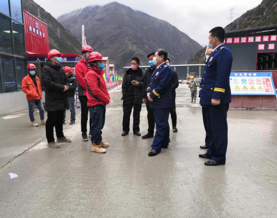 四川省森林消防總隊(duì)政委金德成 檢查指導(dǎo)康新K1-1項(xiàng)目防疫復(fù)工工作