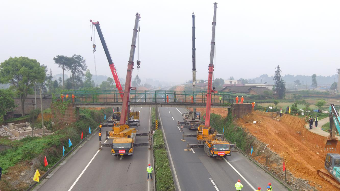 公司成樂擴(kuò)容建設(shè)項(xiàng)目眉山段、夾江段順利完成22座天橋同步拆除施工