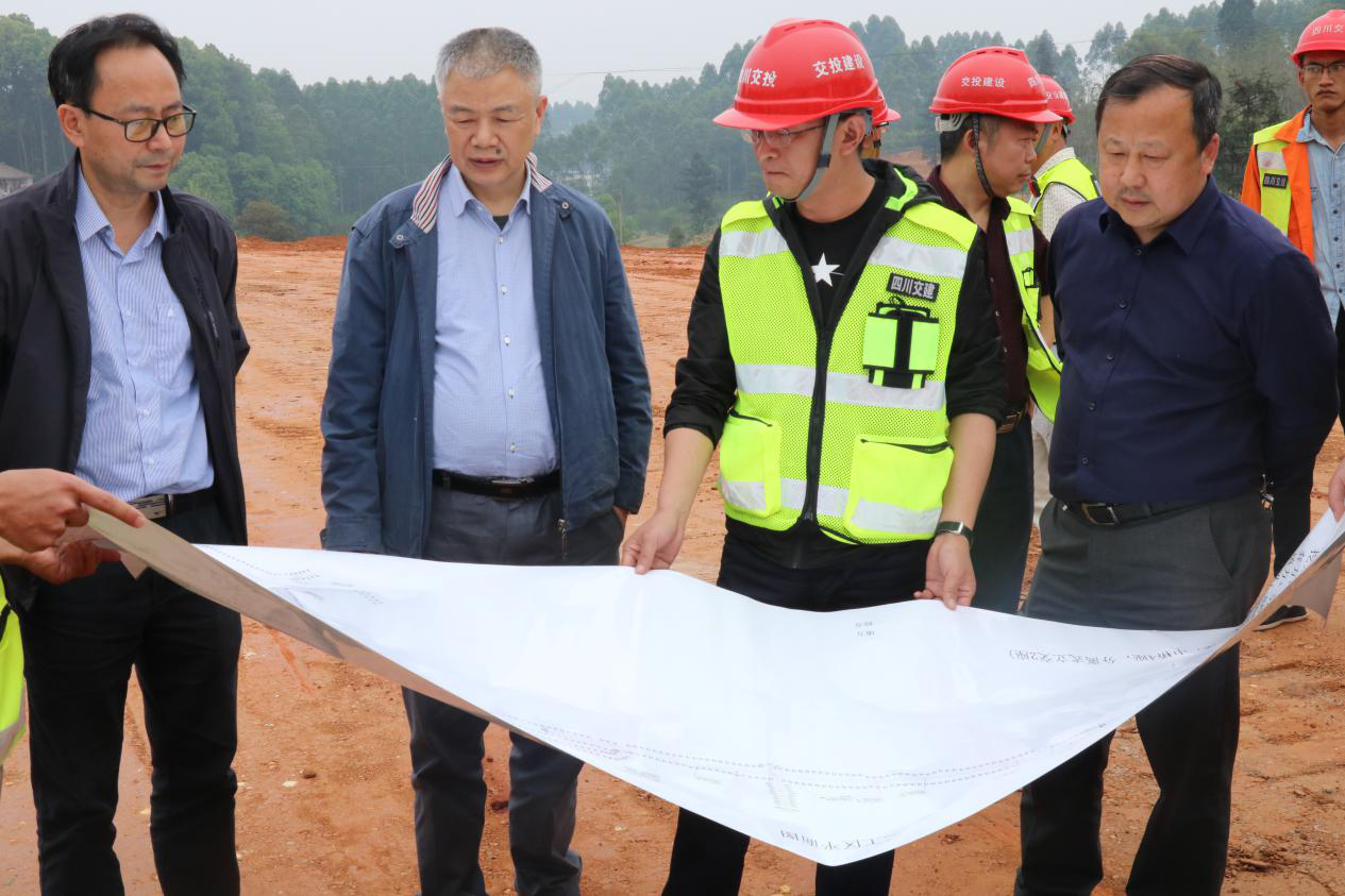 樂山市“掛圖作戰(zhàn)”指揮部一行調(diào)研督導(dǎo)成樂高速擴(kuò)容建設(shè)項目.png