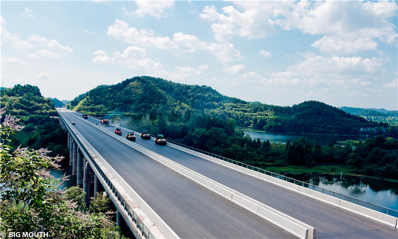 9、2015年9月攝于遂西高速一分部路面施工現(xiàn)場（赤城湖大橋）1.jpg