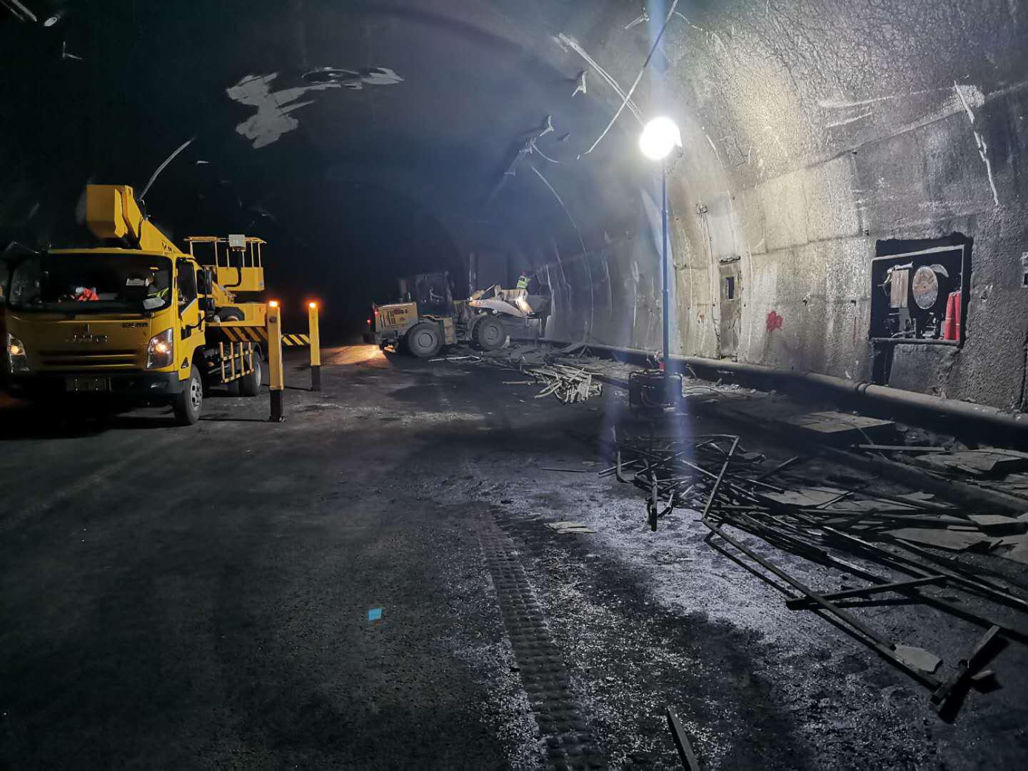 都汶高速龍溪隧道受損，公司立即啟動應急搶險工作