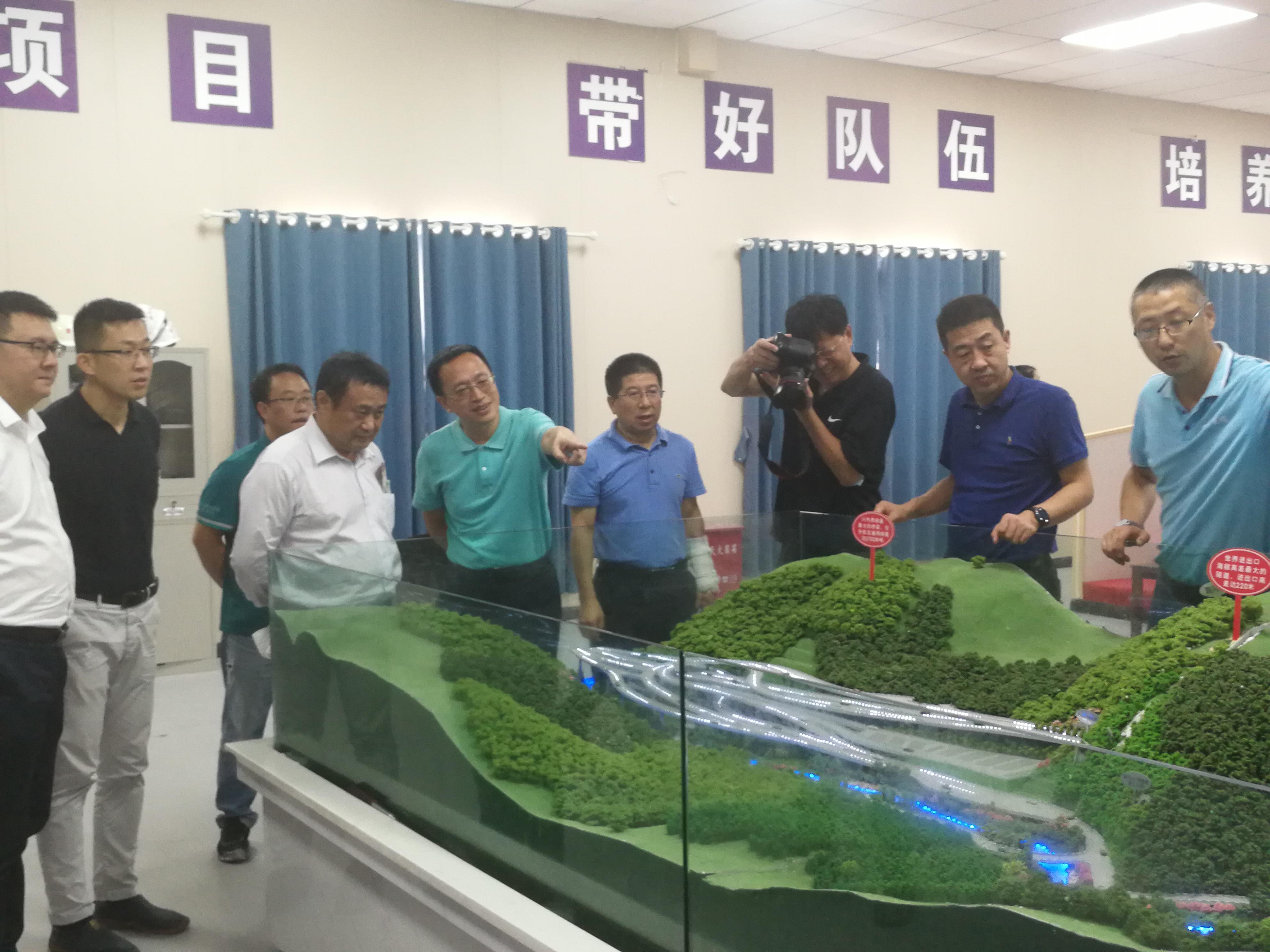 交通運輸部公路科學(xué)研究院院長張勁泉 赴雅葉高速康定過境段視察調(diào)研.jpg