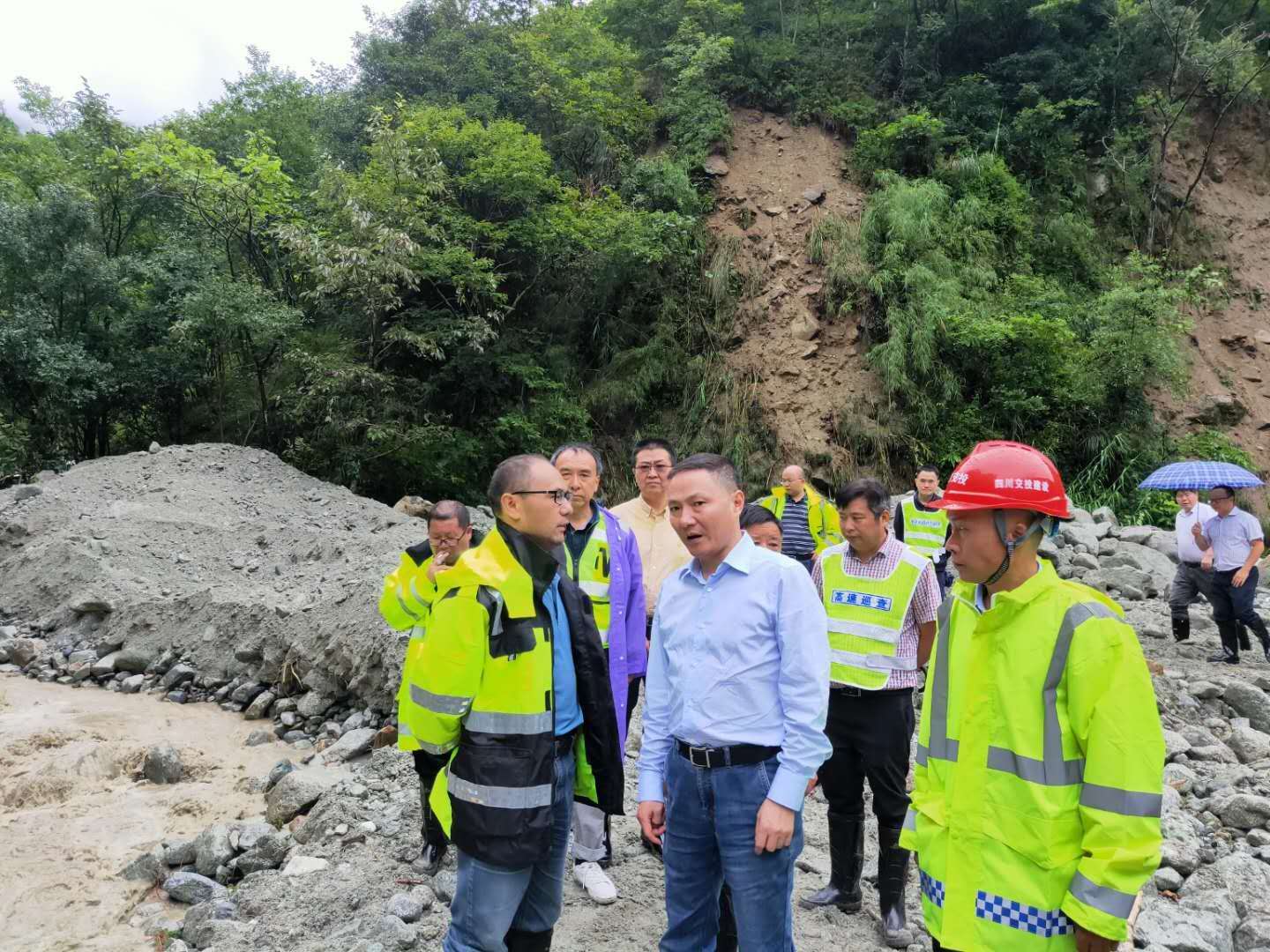 集團黨委副書記、副董事長、總經理周黎明一行赴雅西高速擦羅隧道搶險現(xiàn)場查看情況