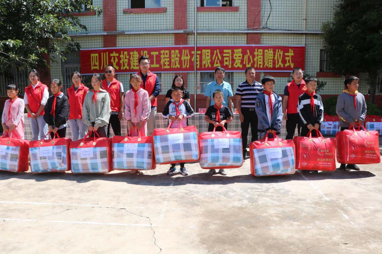 會高速TJ1項(xiàng)目黨員、青年志愿服務(wù)隊(duì)與會理縣團(tuán)委為樹堡鄉(xiāng)中心小學(xué)的同學(xué)們發(fā)放物資。.jpg