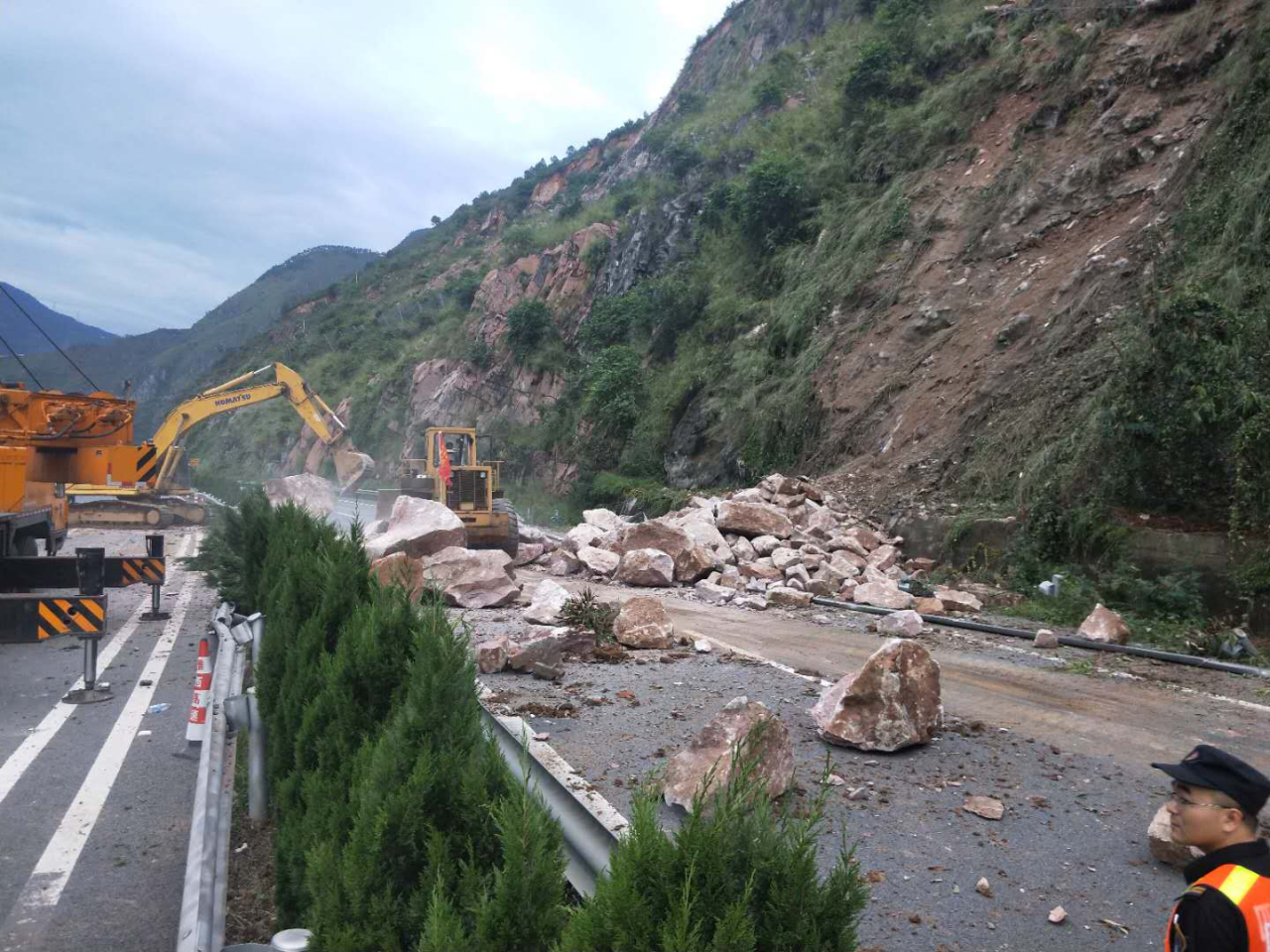 雅西高速突發(fā)山體滑坡險情 四川交投建設(shè)第一時間搶險救援