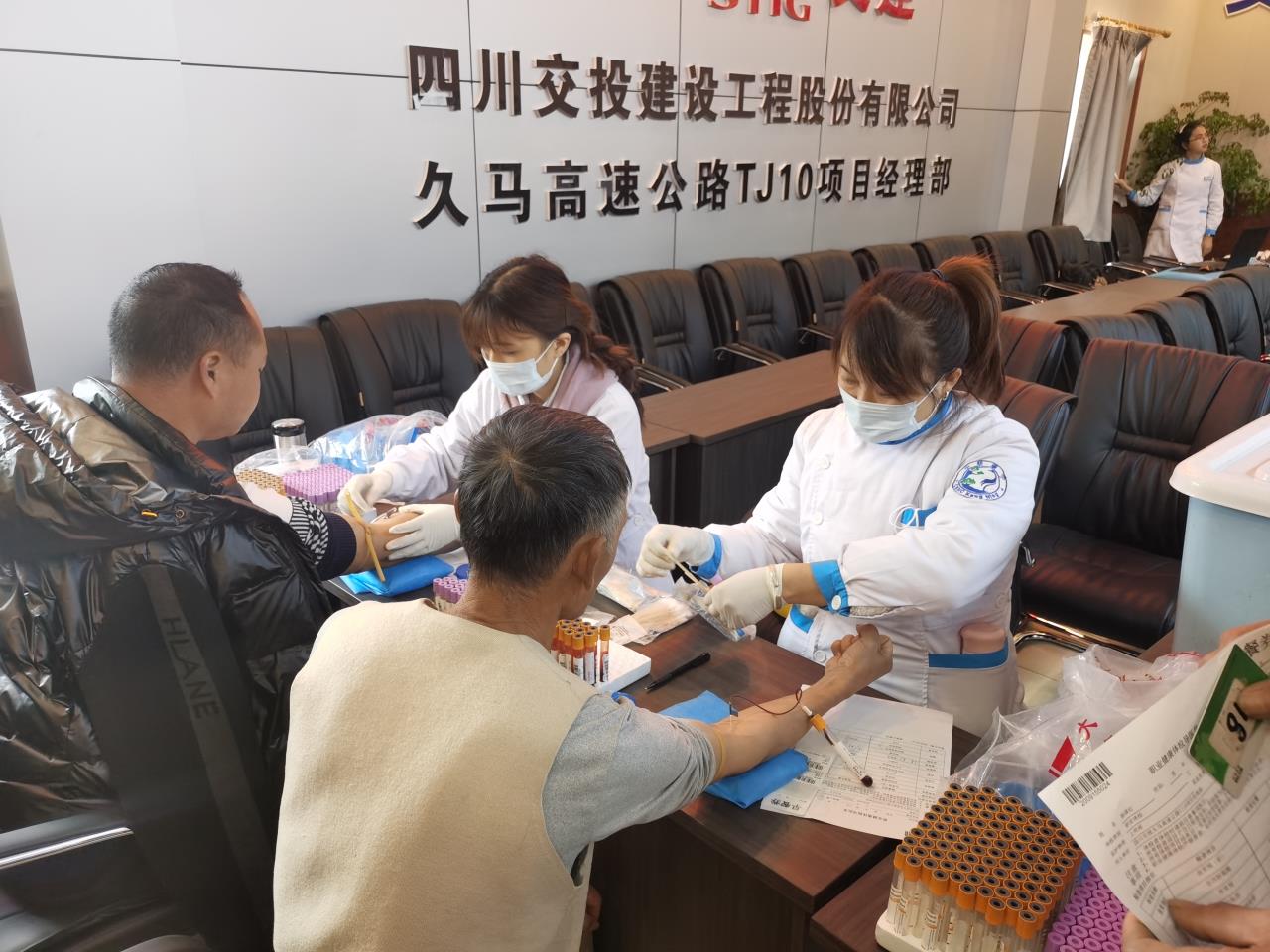 久馬高速TJ10項目部 組織工區(qū)農(nóng)民工進行健康體檢