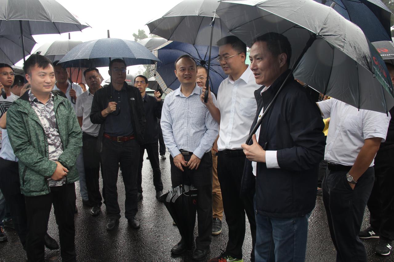 集團公司黨委副書記、副董事長、總經理周黎明督導成資渝高速公路建設