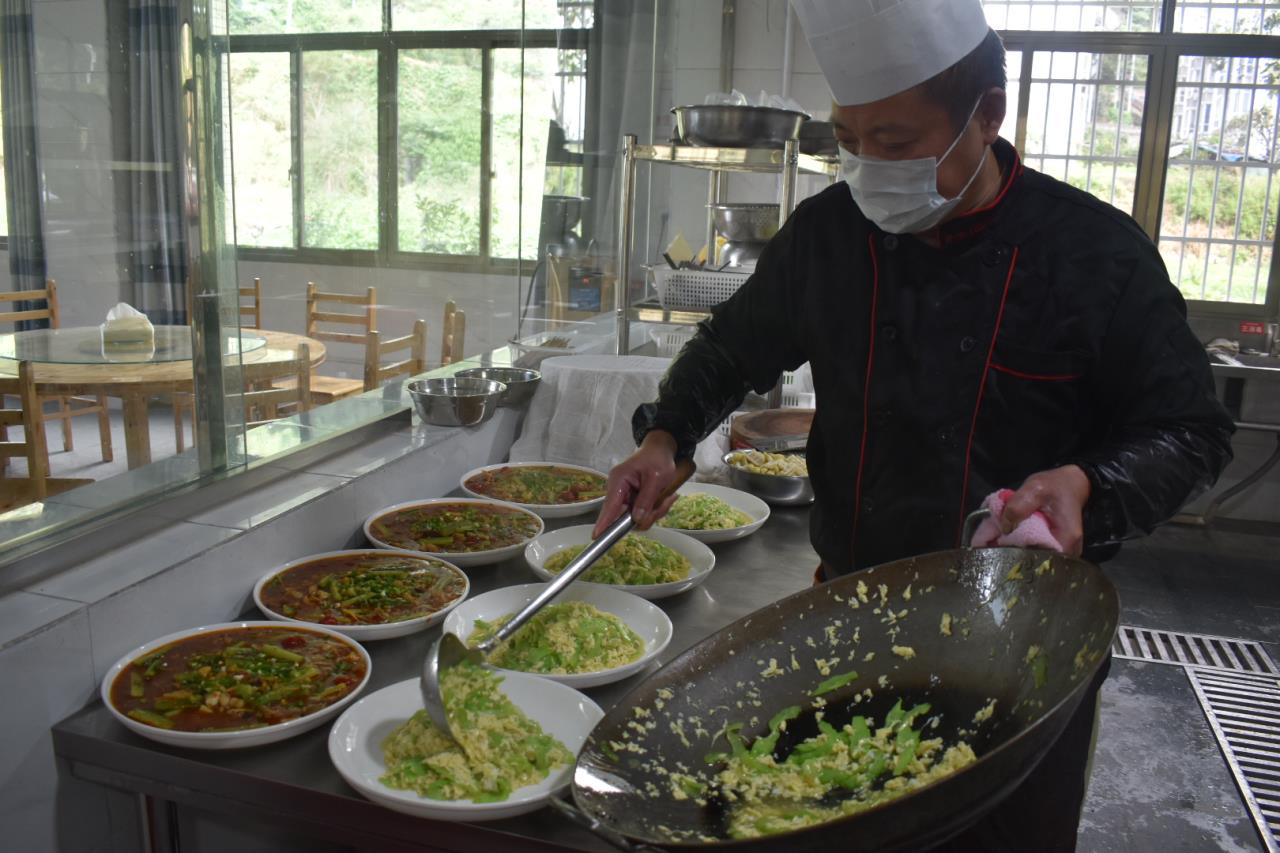 圖為 認(rèn)真工作的李師傅.jpg