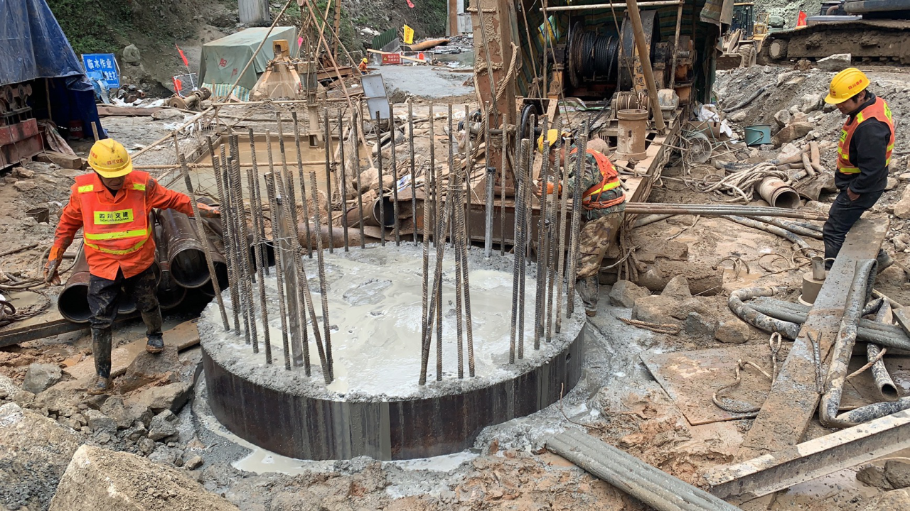 雅西高速姚河壩特大橋1-B樁基3小時(shí)完成澆筑工作