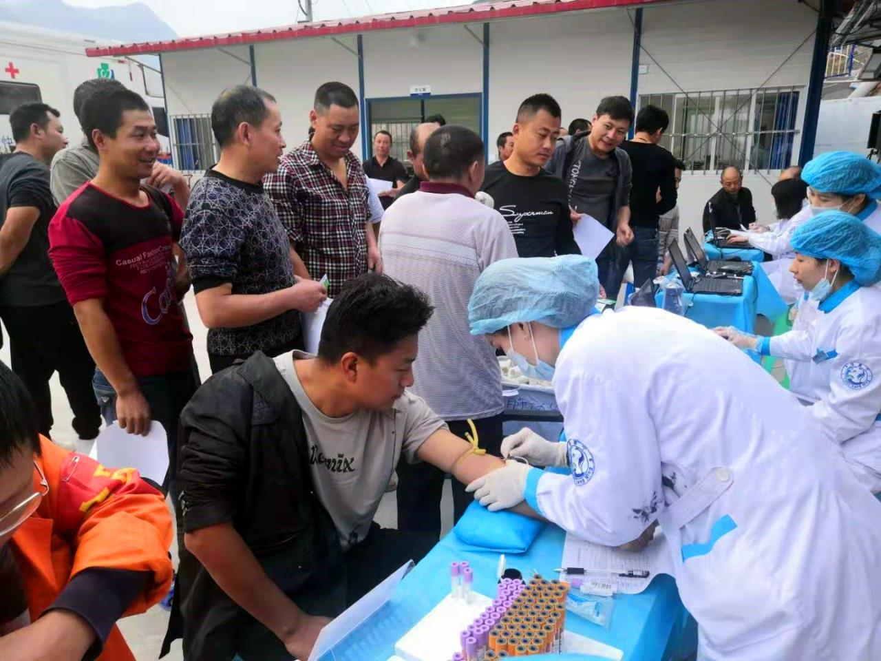 把健康送到一線  將真愛帶給職工—宜金高速XJ20項(xiàng)目部開展健康體檢活動(dòng)