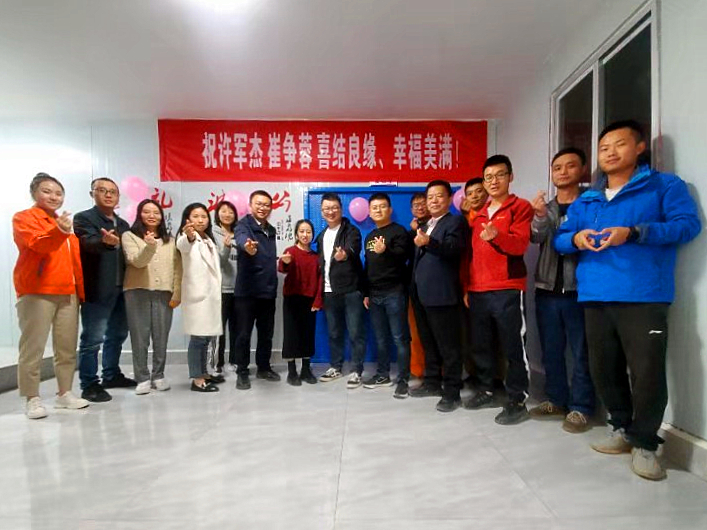 許軍杰、崔爭(zhēng)蓉夫婦與項(xiàng)目同事.jpg