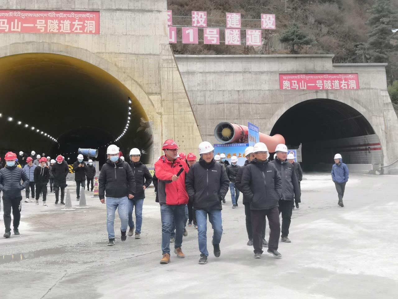 康新K1-1項(xiàng)目部迎來(lái)瀘石公司及 瀘石高速項(xiàng)目技術(shù)骨干組團(tuán)“取經(jīng)”