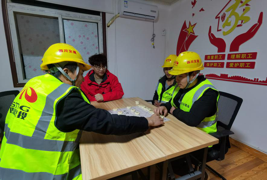 農(nóng)民工的大課堂 四川交投建設(shè)基層項目部職工夜校豐富多彩