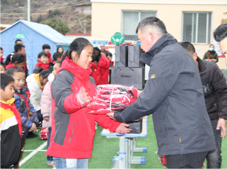 心系教育  傳遞溫情 ——瀘石TJ2項(xiàng)目部開(kāi)展冬季進(jìn)校園慰問(wèn)活動(dòng)