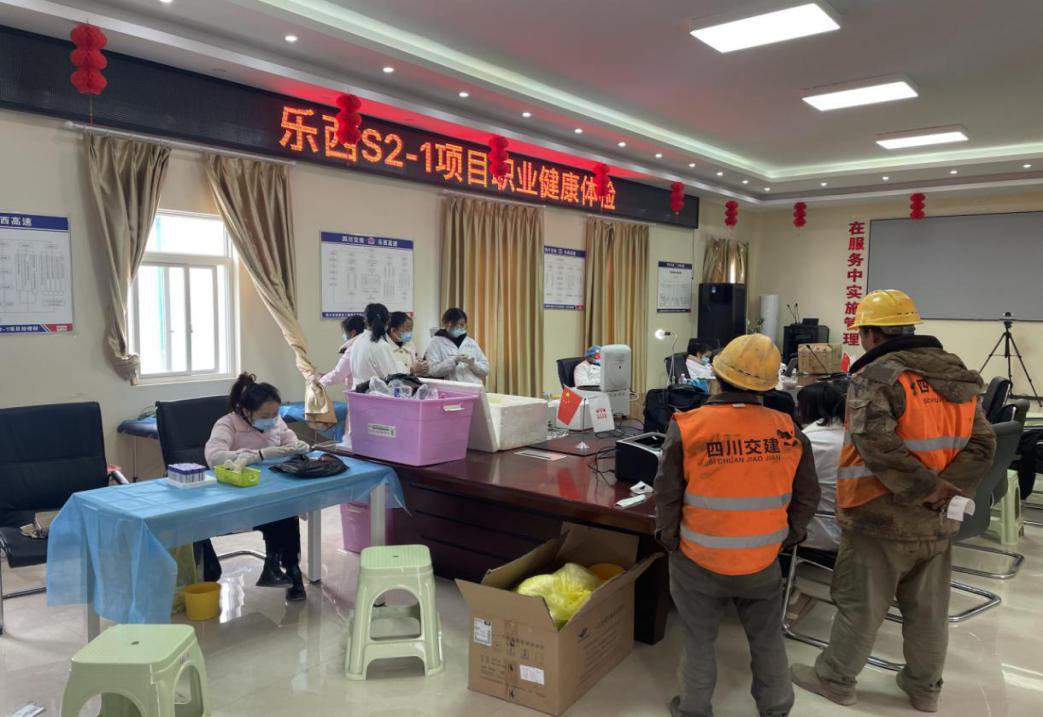 真情關(guān)愛送健康  健康體檢進(jìn)工地——樂西項(xiàng)目部組織農(nóng)民工體檢
