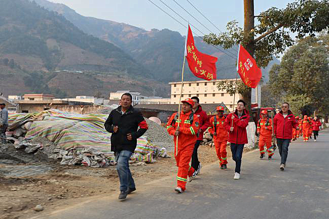 政府有命令  企業(yè)見(jiàn)行動(dòng)—公路分公司項(xiàng)目黨支部參與森林防火系列活動(dòng)