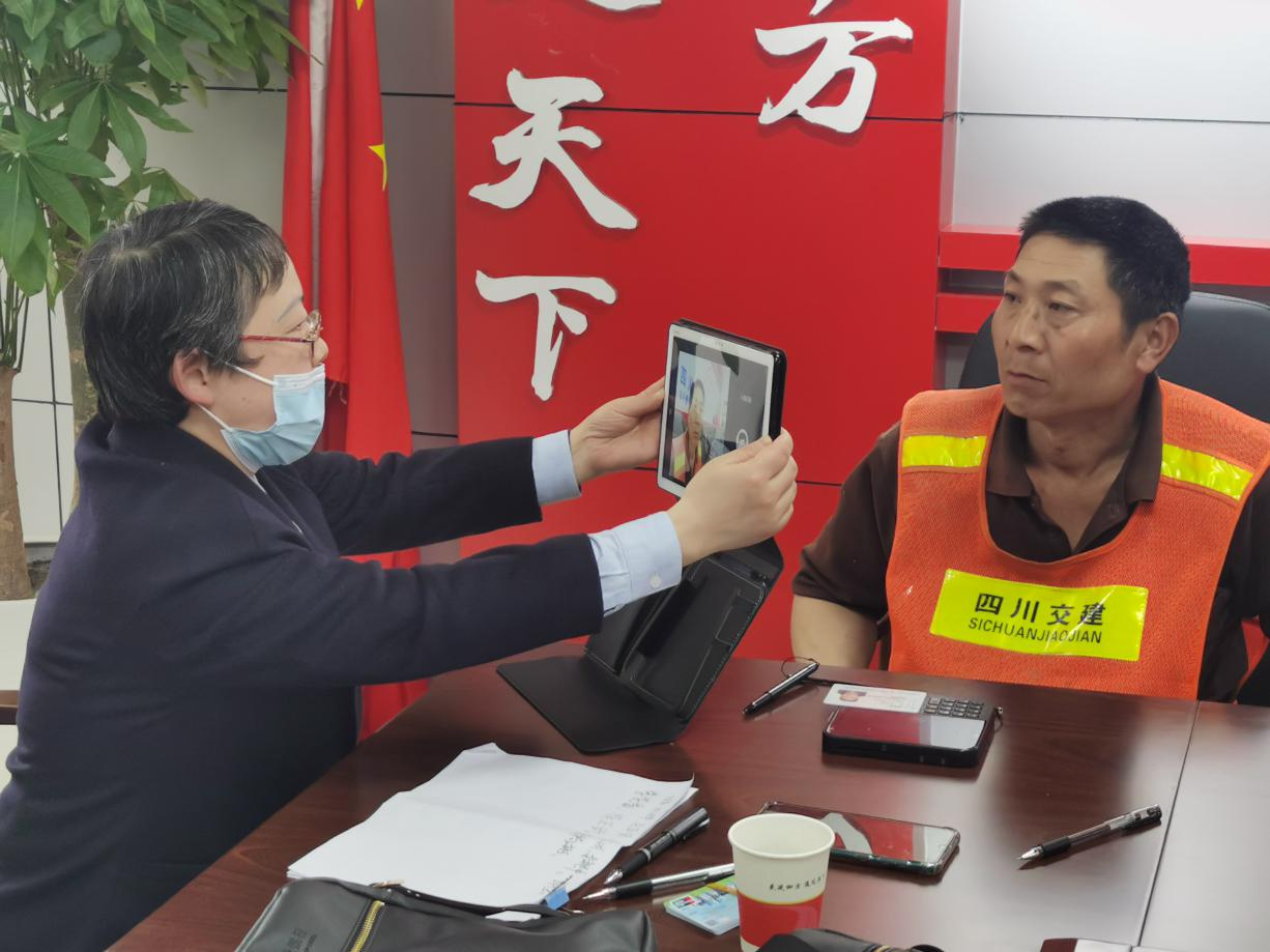 銀行進(jìn)工地  工友不“憂薪”