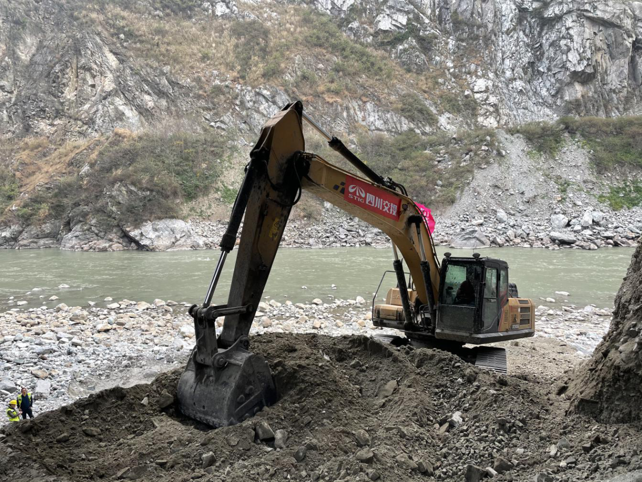 G4217蓉昌高速都汶段“8.17”泥石流災害 銀杏坪擋墻施工便道正式動工
