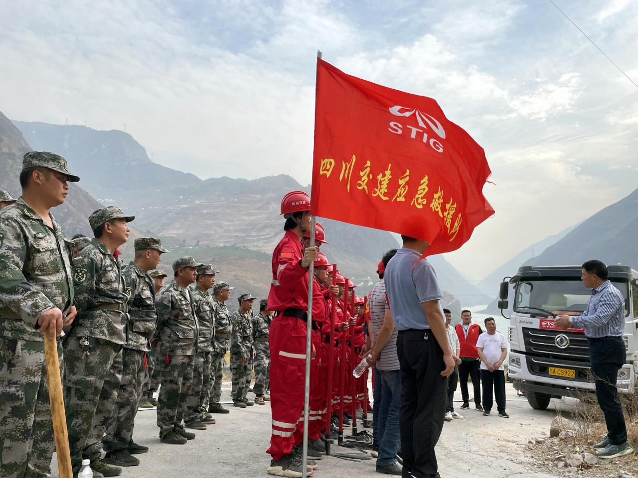 沿江高速JN2項(xiàng)目部組織森林防火聯(lián)合應(yīng)急演練