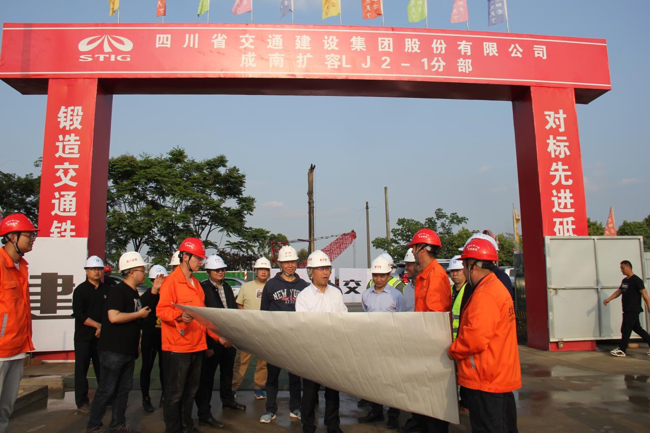 集團公司黨委委員、董事李永林一行蒞臨成南擴容LJ2-1項目部調(diào)研指導(dǎo)工作