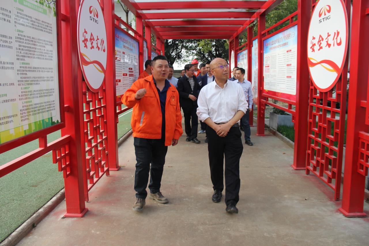 四川交投集團(tuán)黨委委員、董事李永林一行查看項(xiàng)目文化長(zhǎng)廊.JPG