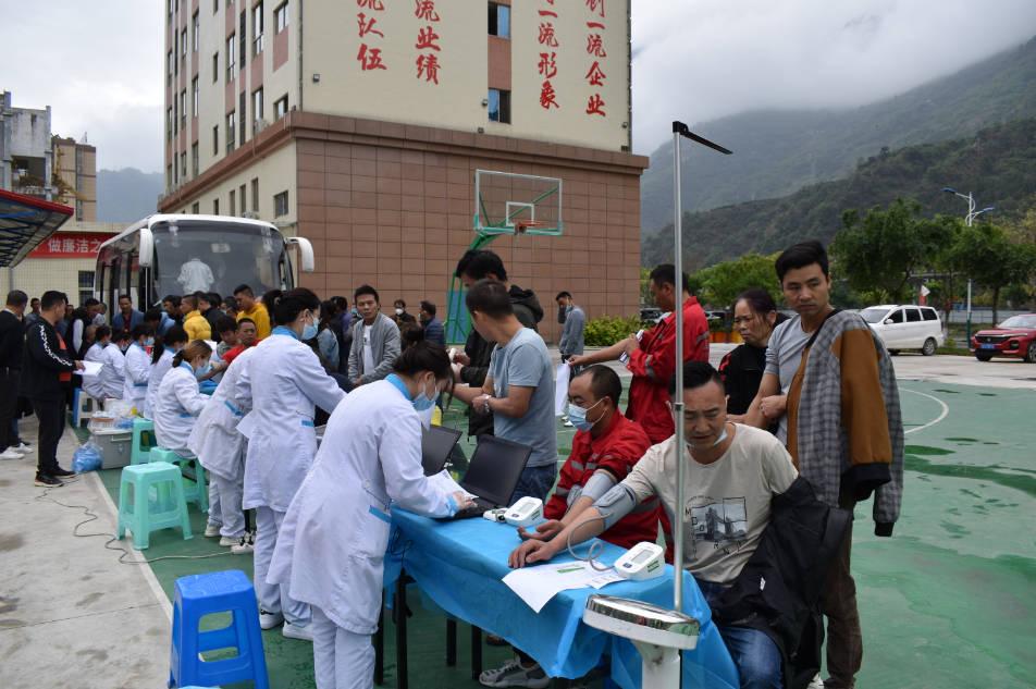 “五·一”前夕 瀘石高速（石棉段）為農(nóng)民工派發(fā)“健康大禮包” ——守護(hù)項(xiàng)目一線(xiàn)勞動(dòng)者健康，我們?cè)谛袆?dòng)