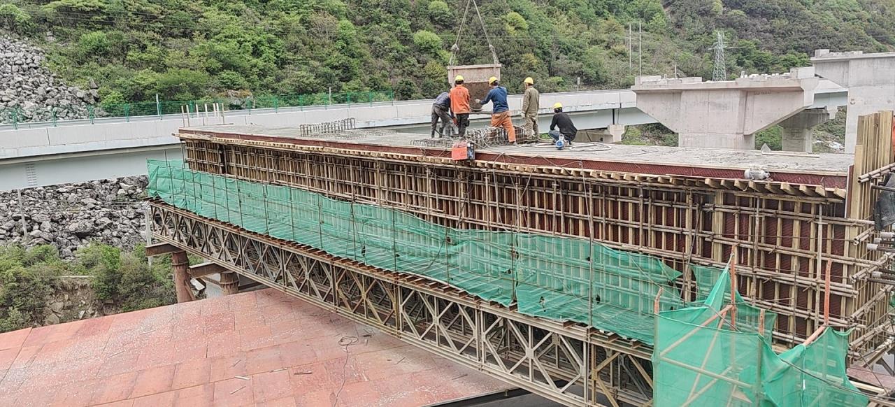 不斷道 不封路 保暢通 康新項(xiàng)目康定互通唯一跨線蓋梁順利完成澆筑