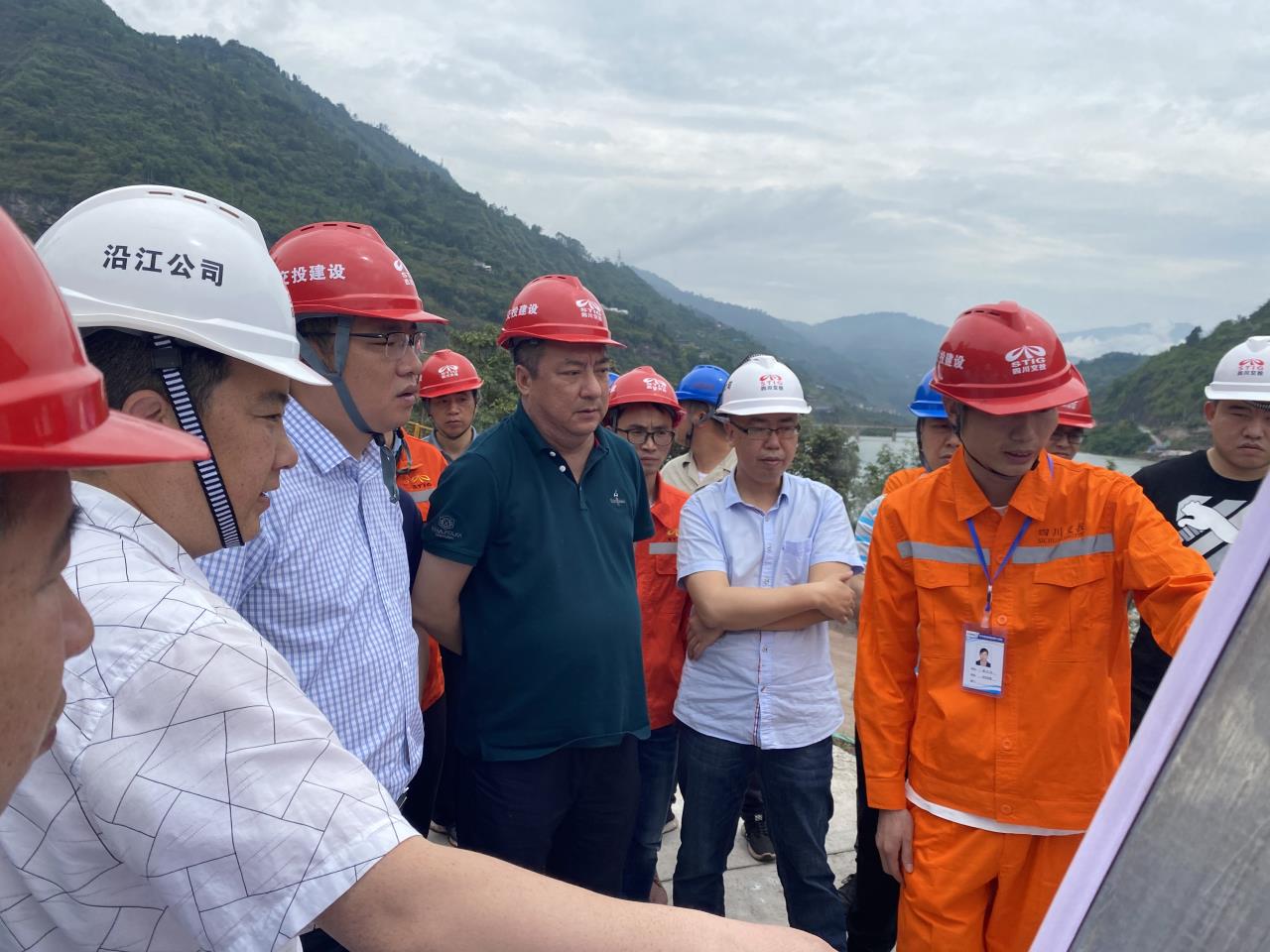 四川省交通運(yùn)輸廳工程質(zhì)量監(jiān)督局到沿江高速公路ZX1項(xiàng)目部檢查指導(dǎo)
