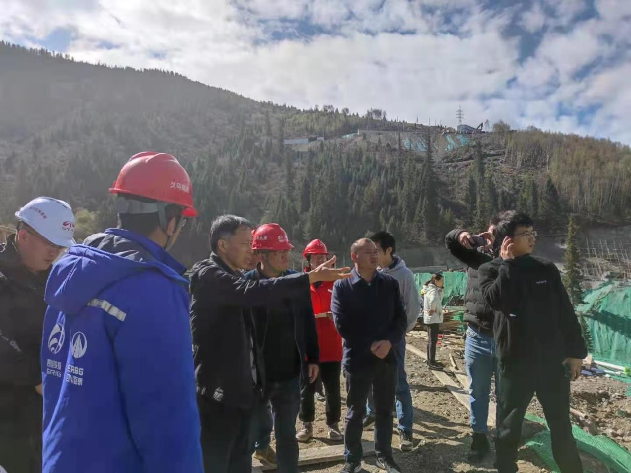 橋梁專(zhuān)家牟廷敏指導(dǎo)久馬高速海子山特大橋施工