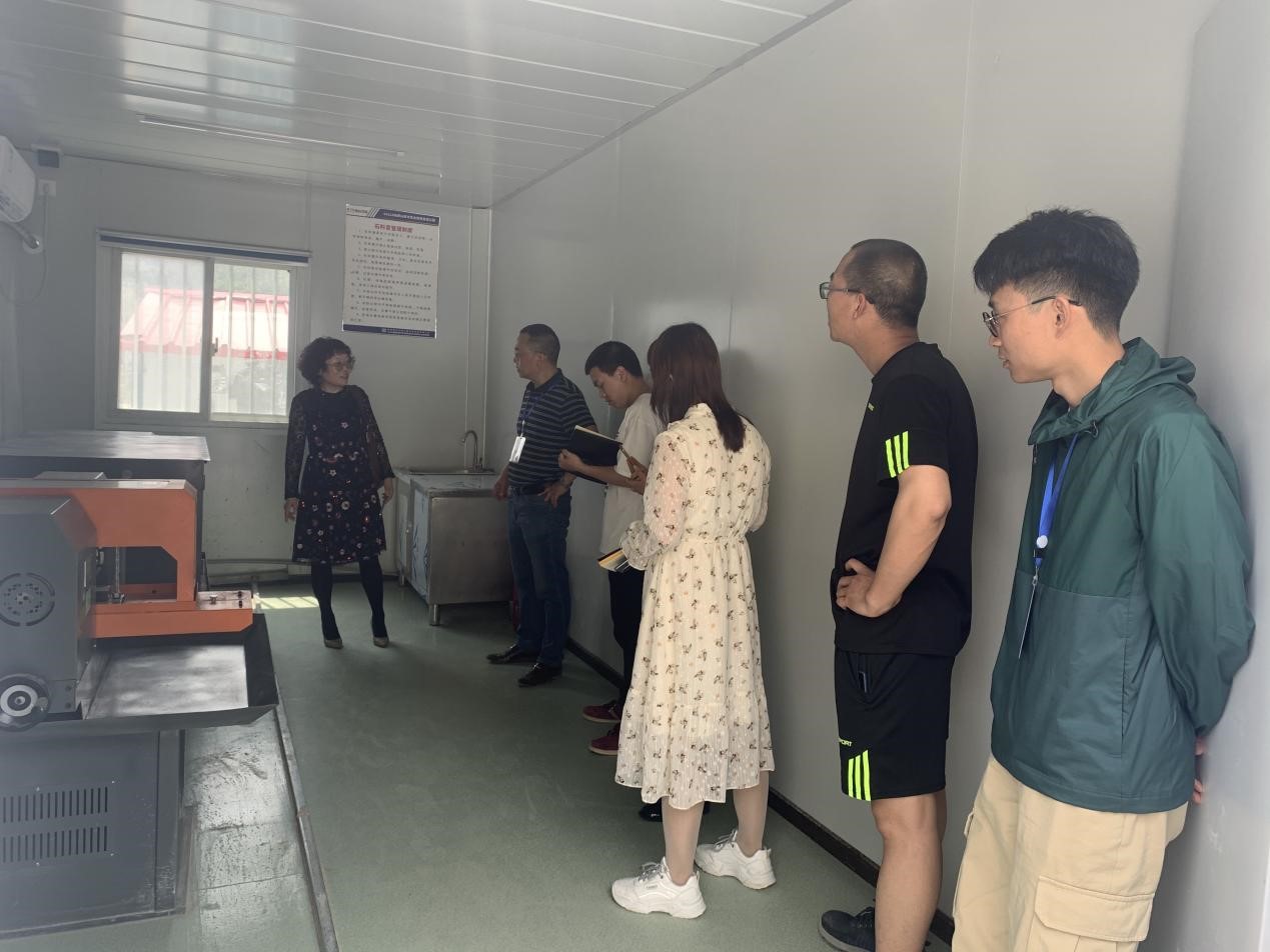 省交通運輸廳工程質量監(jiān)督局到沿江高速（新金段）S4工地試驗室開展上半年試驗檢測綜合檢查