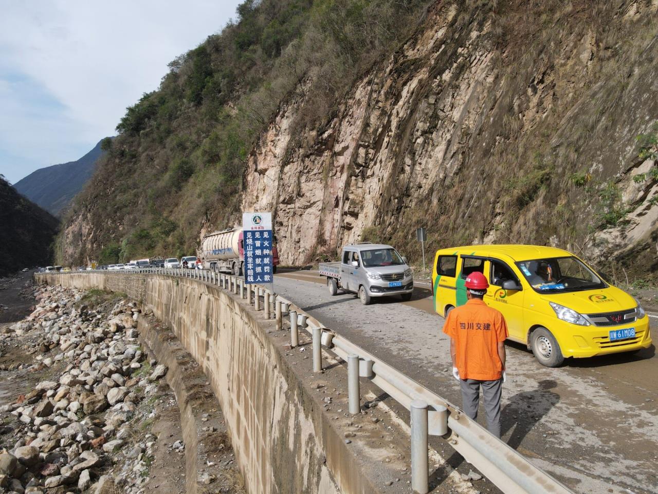 險情突發(fā)  四川交建緊急搶通泥石流斷道