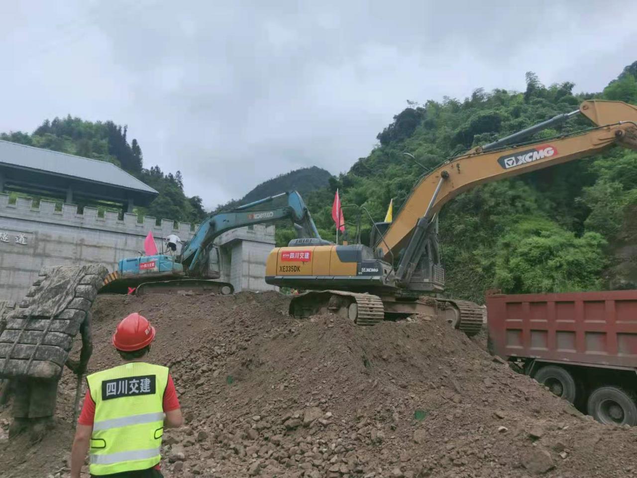 雅康高速突發(fā)泥石流，四川交建火速搶險(xiǎn)