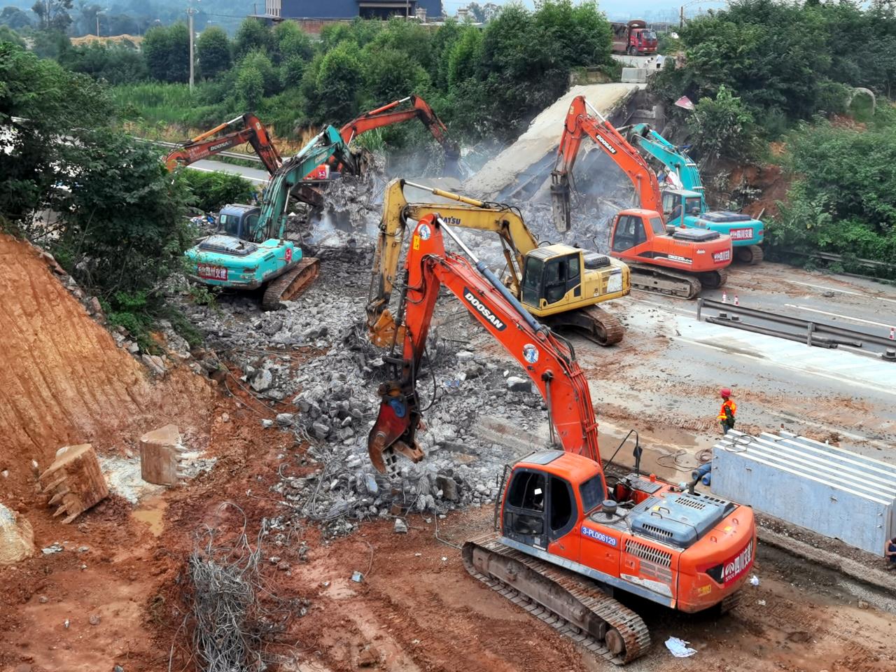 成樂高速擴容建設(shè)項目第三批天橋拆除工作順利完成