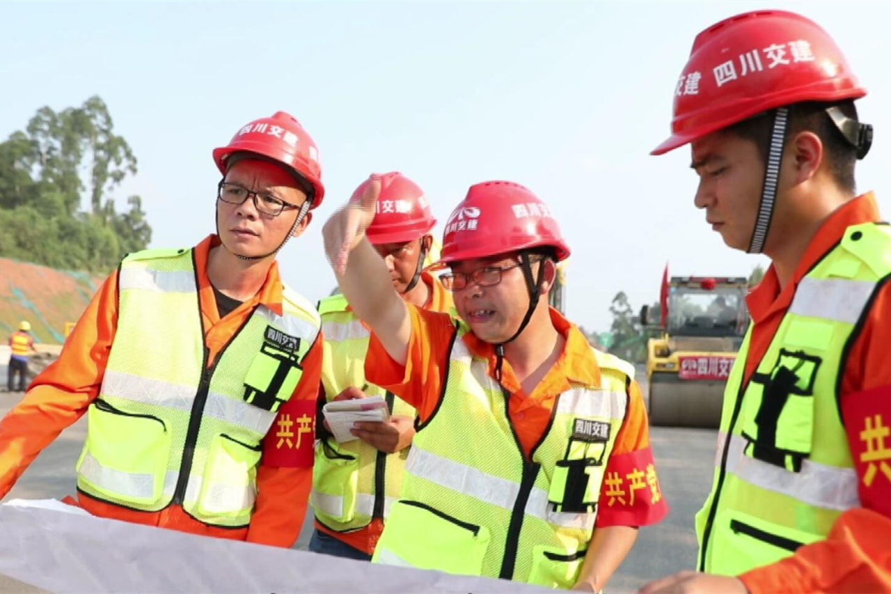 學(xué)黨史開好新局 “紅袖標(biāo)”奮勇爭先——四川交建公路分公司成樂擴容項目黨支部黨史學(xué)習(xí)教育促生產(chǎn)見成效