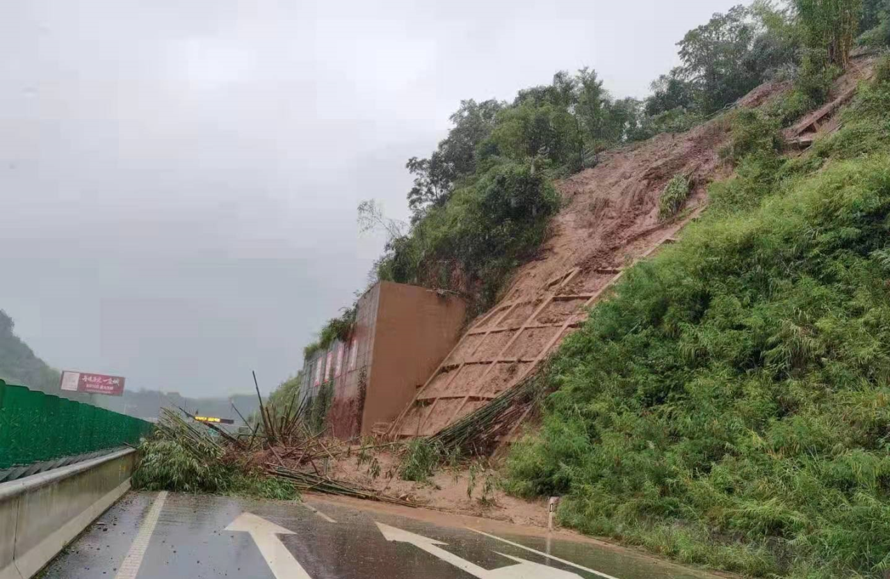 雅康高速山體滑坡道路中斷 搶通工作正在緊張進(jìn)行