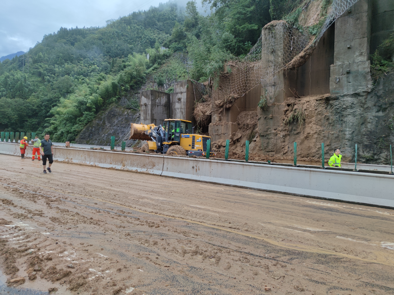雅康、成雅高速突降暴雨致多處滑坡塌方  四川交建緊急馳援
