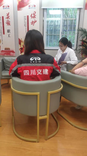 秉承人文關(guān)懷 關(guān)愛(ài)員工健康 橋梁分公司黨群工會(huì)邀請(qǐng)中醫(yī)醫(yī)師為項(xiàng)目員工診療