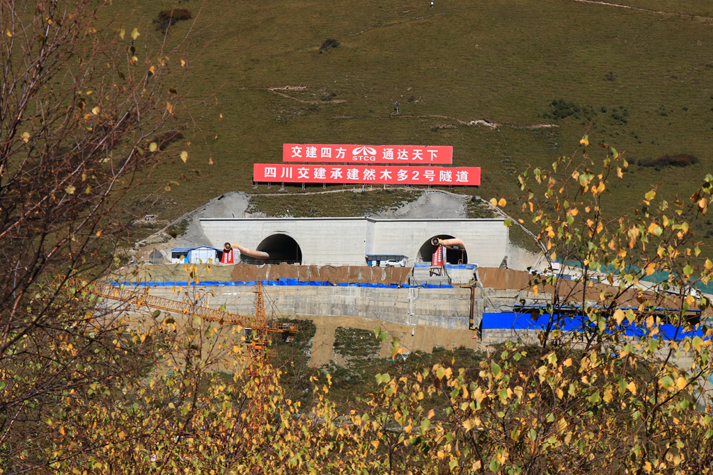 久馬高速建設(shè)提速推進(jìn)！然木多2號隧道單向掘進(jìn)突破1000米