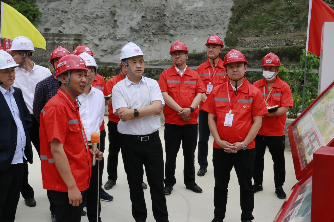 四川路橋股份公司黨委委員、四川交建集團黨委書記、 董事長張航川赴瀘石高速調(diào)研指導(dǎo)工作