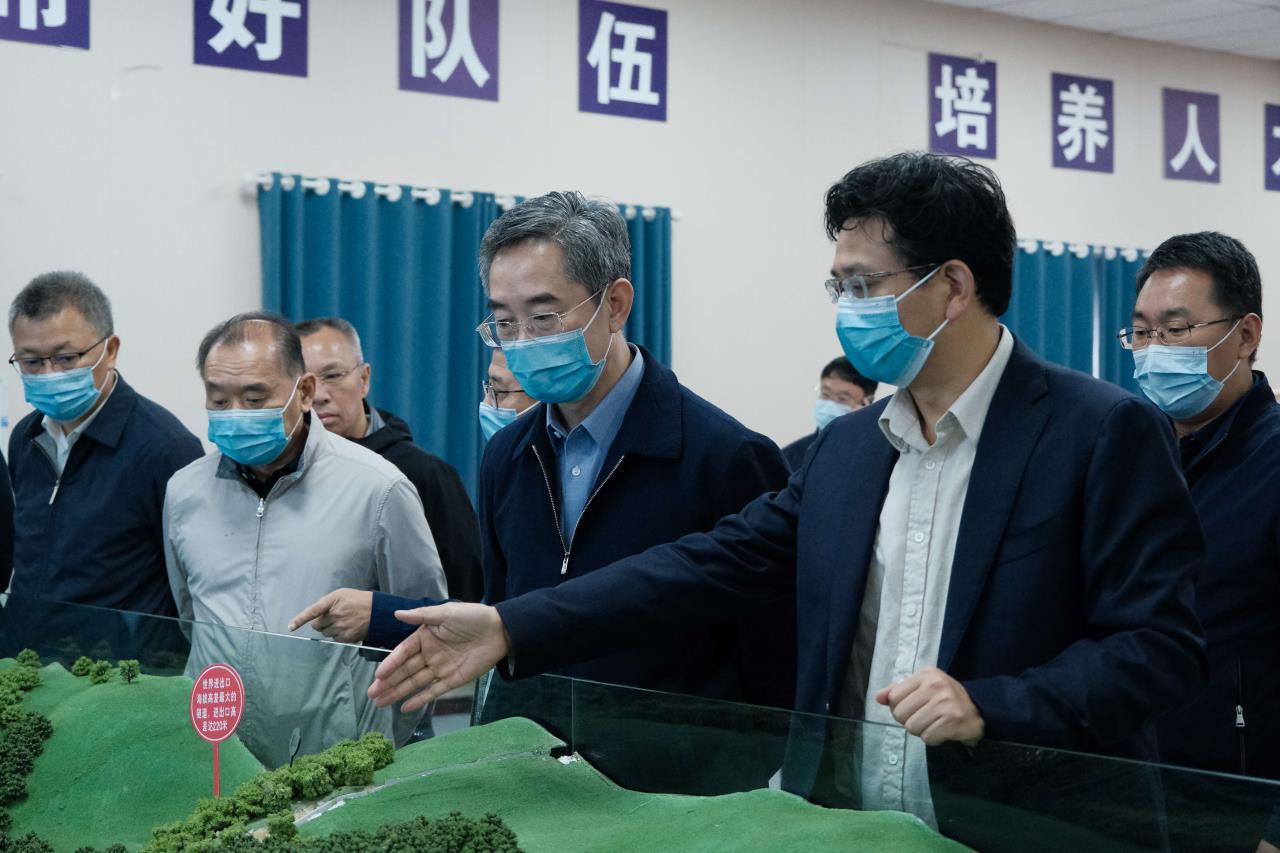 交通運(yùn)輸部黨組成員、副部長戴東昌一行蒞臨雅葉高速康定過境段調(diào)研指導(dǎo)工作
